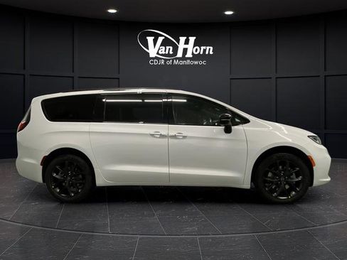 New 2026 Chrysler Pacifica Limited w/ S Appearance Package AWD/4WD image 2