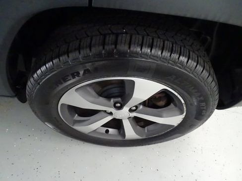 Used 2019 Jeep Cherokee Limited AWD/4WD image 29