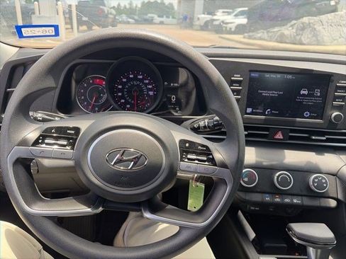 Used 2021 Hyundai Elantra SE FWD image 3