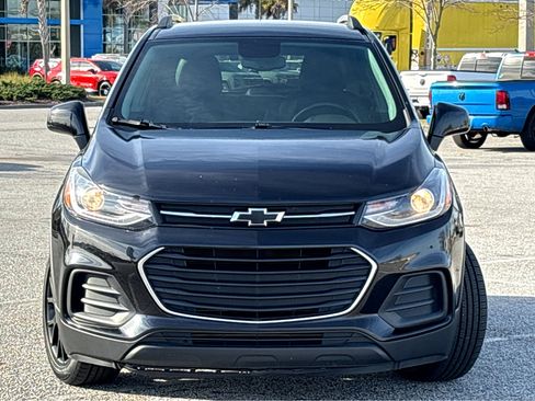 Used 2021 Chevrolet Trax LT w/ Midnight Edition image 2