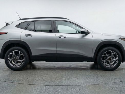 Used 2025 Chevrolet Trax LT w/ LT Convenience Package image 11