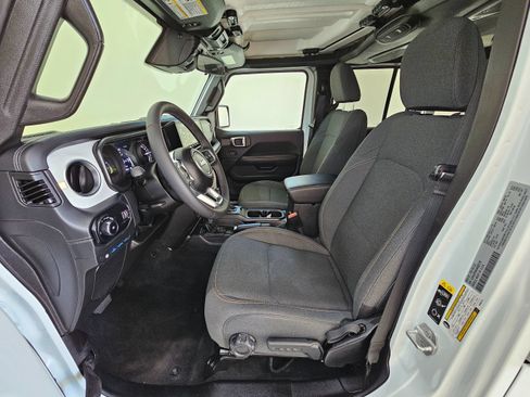 Used 2025 Jeep Wrangler Unlimited Sahara AWD/4WD image 17