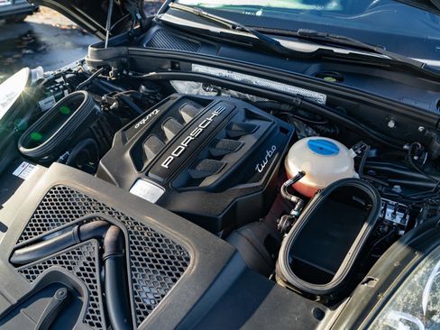Used 2018 Porsche Macan Turbo image 28