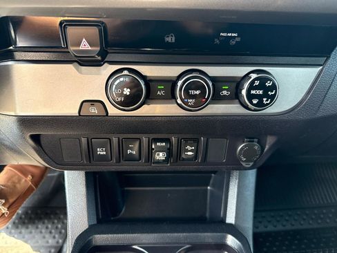 Used 2018 Toyota Tacoma SR5 RWD image 21