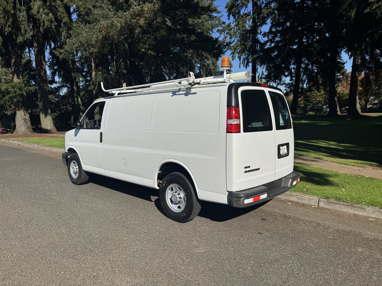 Used 2010 Chevrolet Express 2500 RWD image 3