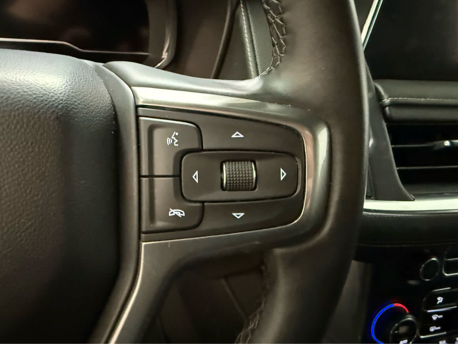 Used 2024 Chevrolet Suburban Premier AWD/4WD image 21