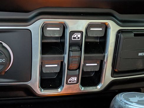Used 2021 Jeep Wrangler Unlimited Sahara AWD/4WD image 32