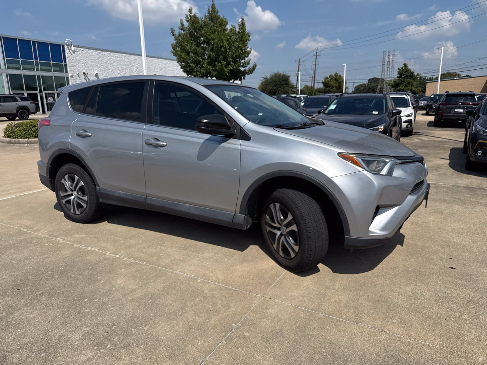 Used 2018 Toyota RAV4 LE FWD image 2
