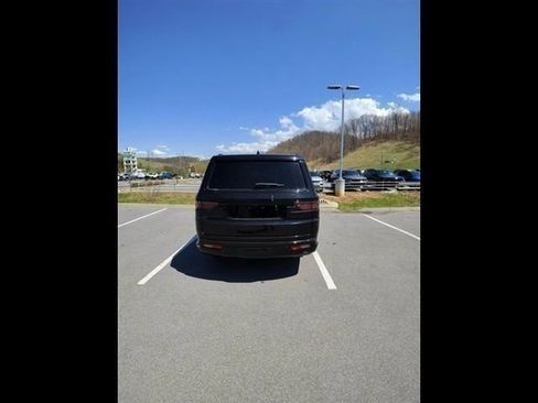 Used 2024 Jeep Wagoneer L Series II w/ Convenience Group I image 17