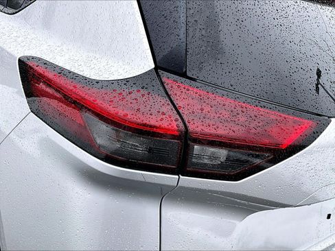 Certified 2022 Nissan Rogue SV image 31