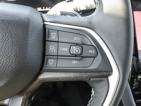 New 2025 Jeep Grand Cherokee Limited w/ Luxury Tech Group II image 28