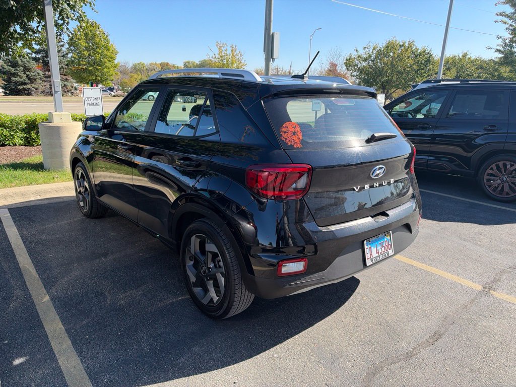 Used 2023 Hyundai Venue SEL FWD image 2