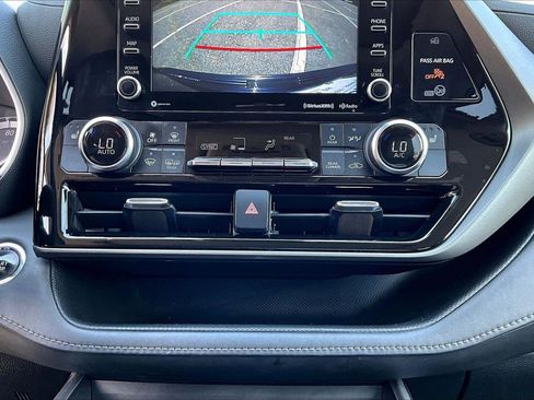 Used 2022 Toyota Highlander XLE image 17