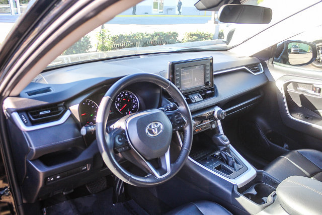 Used 2020 Toyota RAV4 XLE Premium w/ Carpet Mat Package FWD image 22