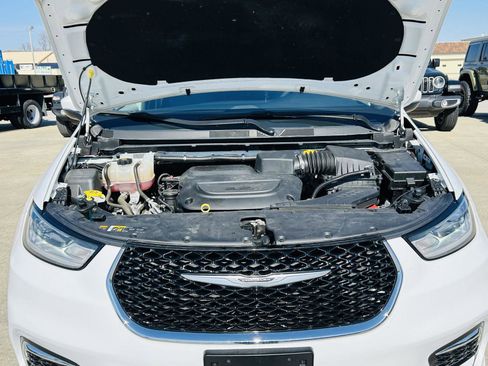 Used 2023 Chrysler Pacifica Touring-L image 43