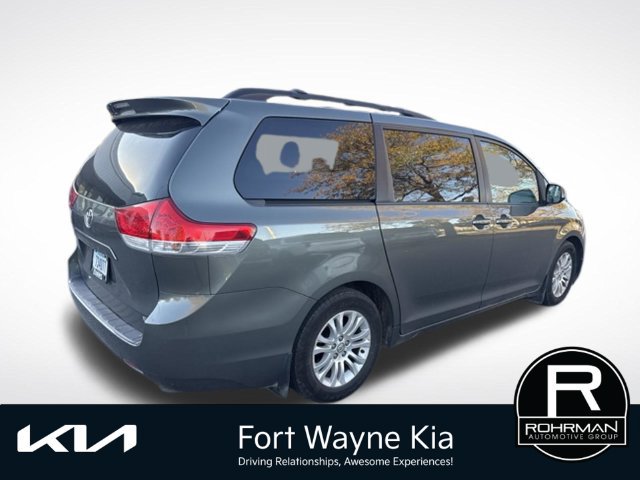 Used 2012 Toyota Sienna XLE w/ Entertainment Pkg FWD image 5