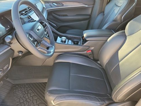 Used 2023 Jeep Grand Cherokee Overland w/ Luxury Tech Group IV image 12