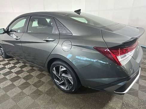 Used 2025 Hyundai Elantra SEL FWD image 5