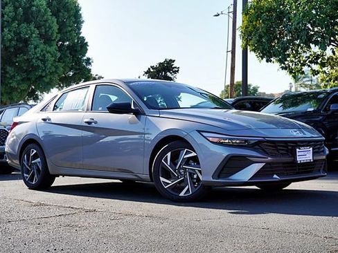 Used 2025 Hyundai Elantra Sport FWD image 2