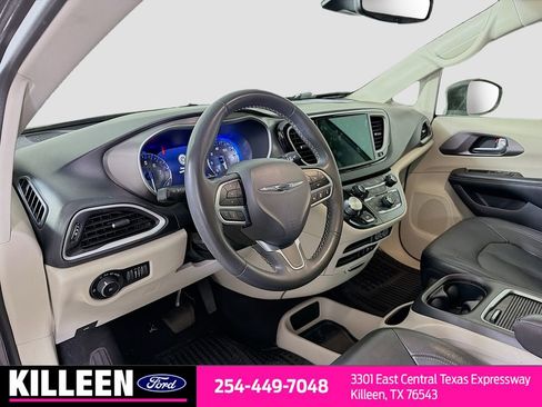 Used 2022 Chrysler Pacifica Touring-L image 9