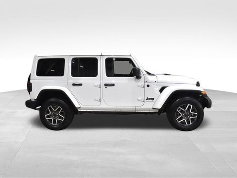 Used 2025 Jeep Wrangler Unlimited Sahara AWD/4WD image 12