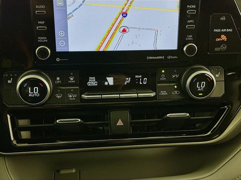 Used 2020 Toyota Highlander XLE image 24