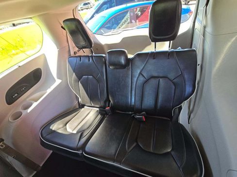 Used 2022 Chrysler Pacifica Limited FWD image 8