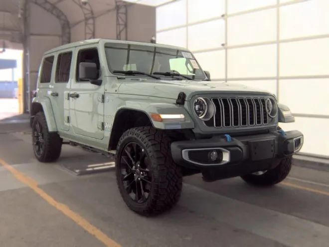 Used 2024 Jeep Wrangler Unlimited Sahara AWD/4WD image 5