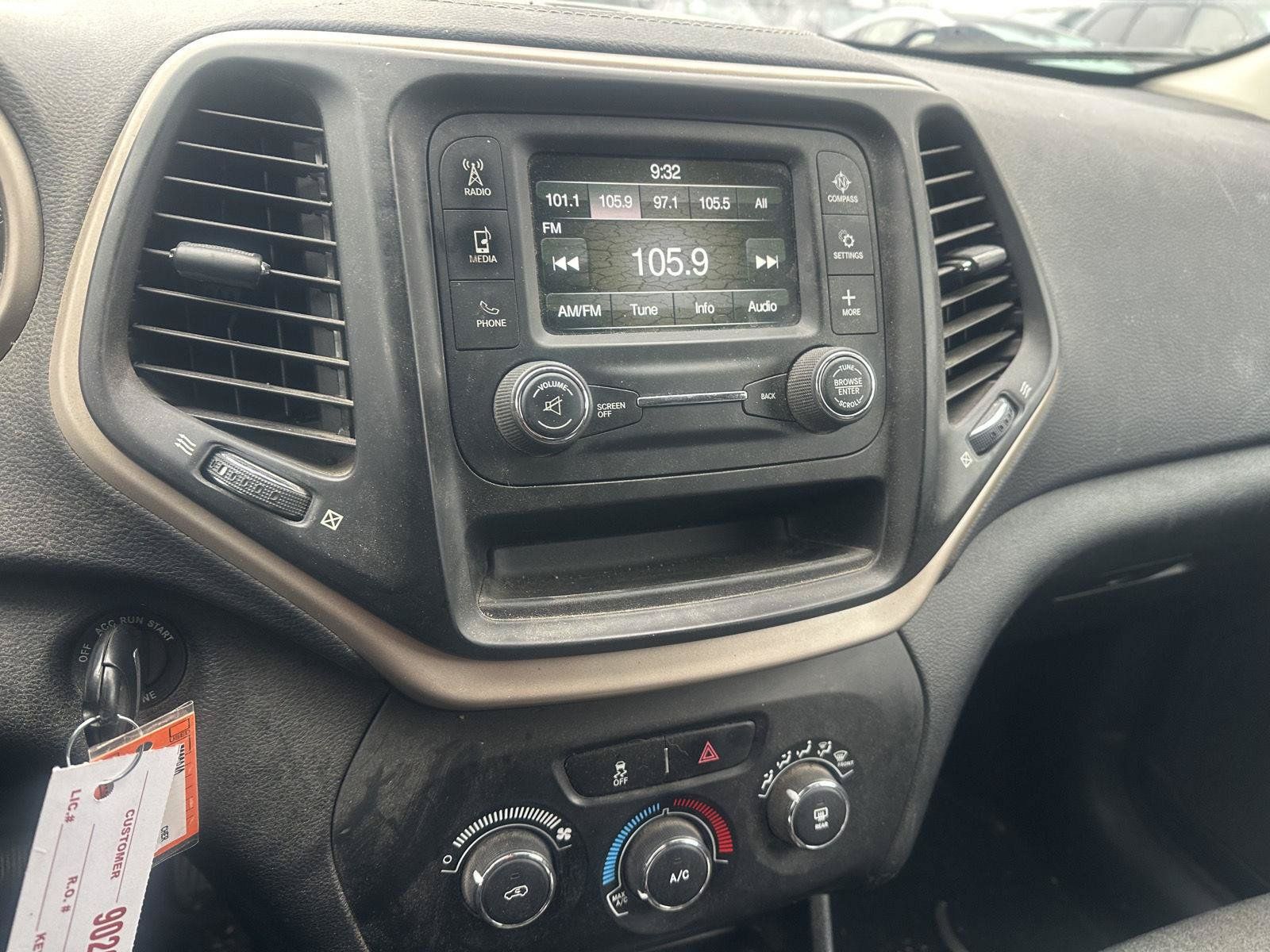 Used 2015 Jeep Cherokee Sport FWD image 18