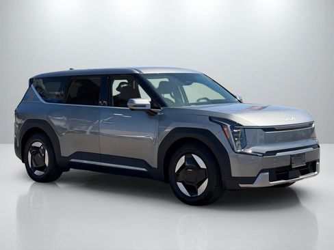 Used 2024 Kia EV9 Light Long Range RWD image 10