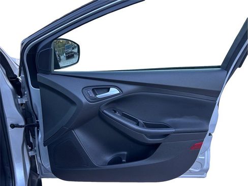 Used 2015 Ford Focus SE image 31