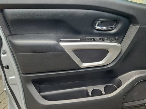 Used 2019 Nissan Titan SV w/ SV Convenience Package RWD image 9