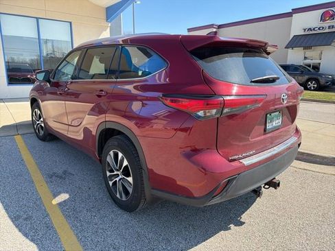 Used 2022 Toyota Highlander XLE image 2