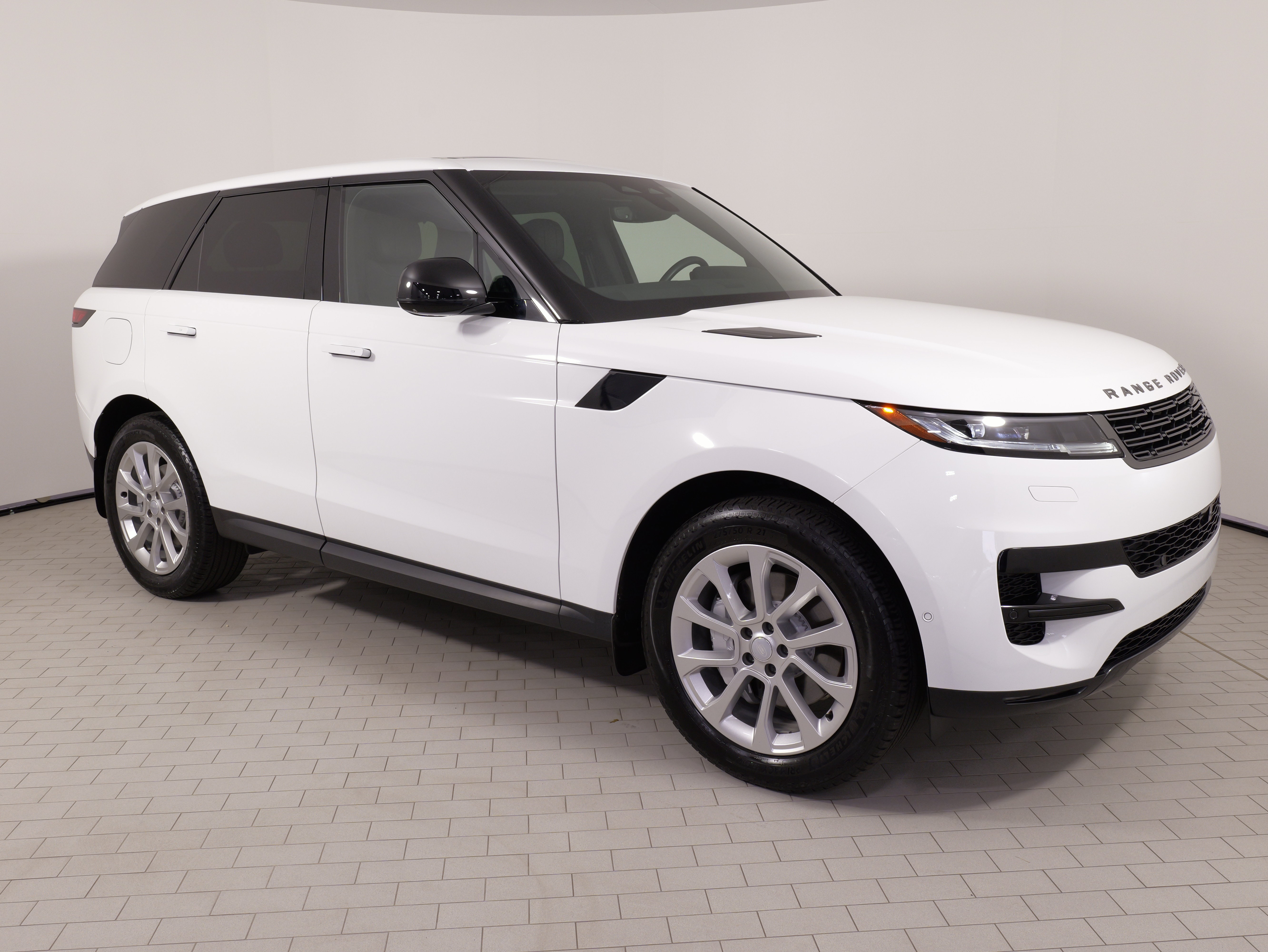 Used 2024 Land Rover Range Rover Sport SE AWD/4WD image 7