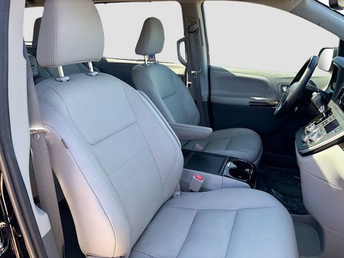 Used 2020 Toyota Sienna XLE w/ XLE Navigation Package FWD image 30
