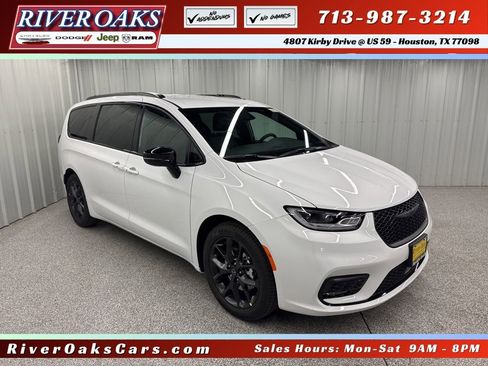 New 2026 Chrysler Pacifica Select image 1