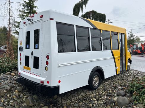 Used 2014 Chevrolet Express 4500 RWD image 2