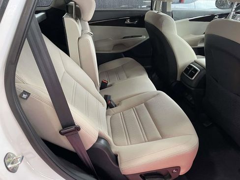 Used 2020 Kia Sorento LX image 42