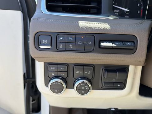 Used 2021 GMC Yukon XL Denali w/ Denali Ultimate Package AWD/4WD image 18
