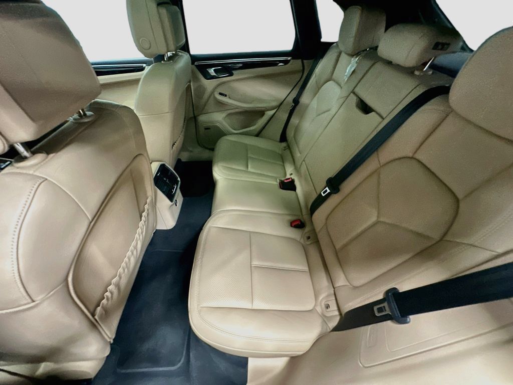Certified 2025 Porsche Macan AWD/4WD image 25