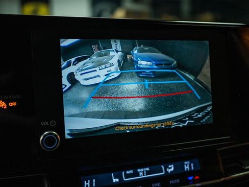 Used 2025 Toyota Sienna LE image 21