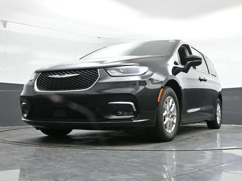 Used 2023 Chrysler Pacifica Touring-L FWD image 44