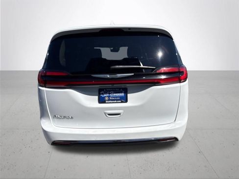 Used 2022 Chrysler Pacifica Touring-L FWD image 7