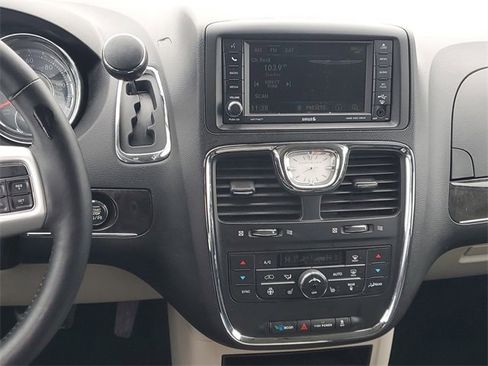 Used 2016 Chrysler Town & Country Touring-L w/ Driver Convenience Group image 14