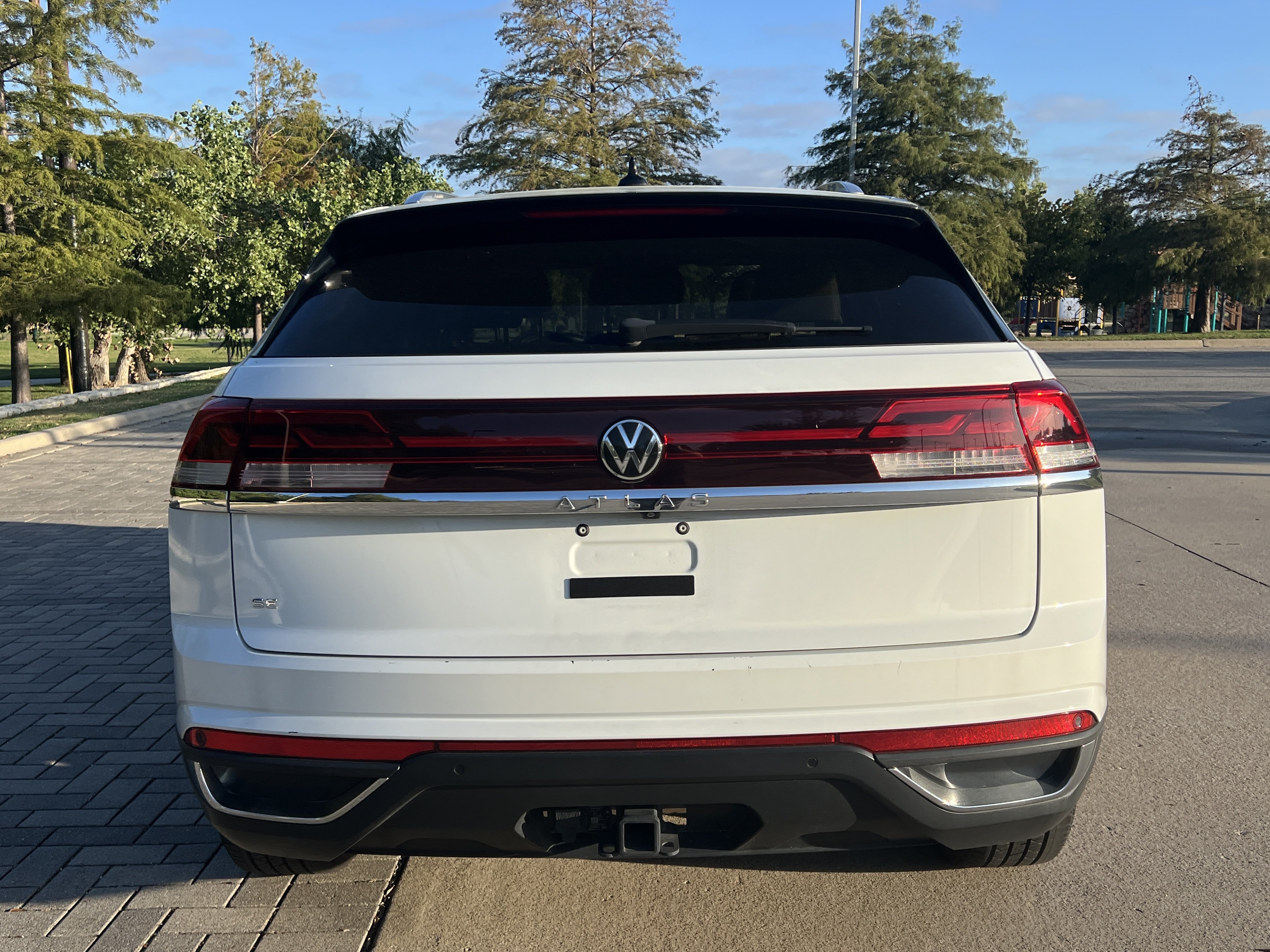 Used 2024 Volkswagen Atlas Cross Sport SE w/ Panoramic Sunroof Package FWD image 8