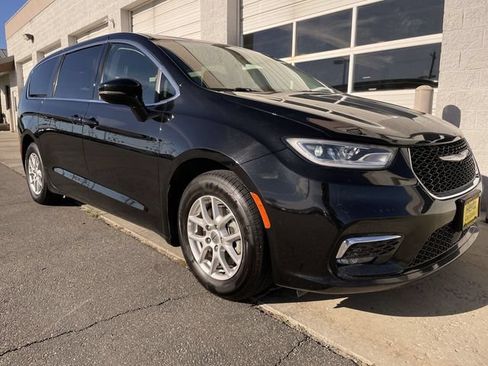 Used 2024 Chrysler Pacifica Touring-L FWD image 10