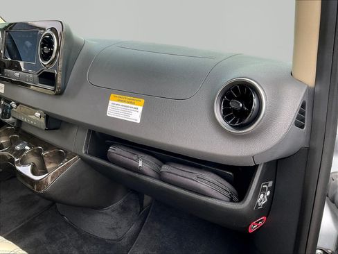 Used 2022 Mercedes-Benz Sprinter 2500 image 24