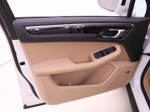 Used 2026 Porsche Macan AWD/4WD image 15