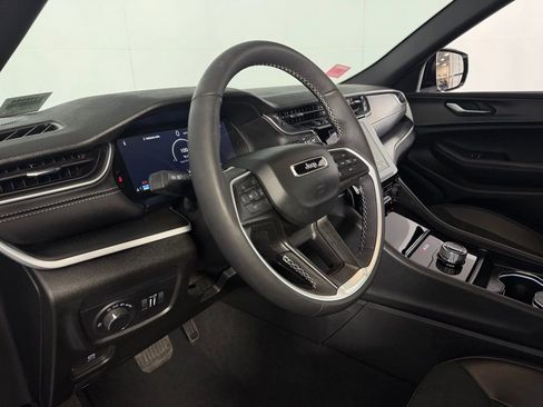 Used 2025 Jeep Grand Cherokee Altitude image 21