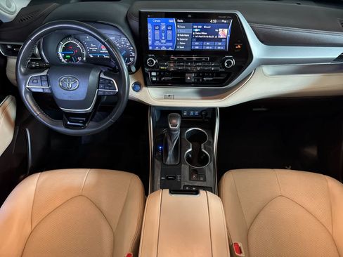 Used 2022 Toyota Highlander Platinum AWD/4WD image 3